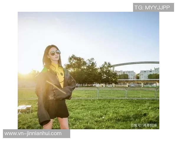 张馨予足球装引领时尚潮流展现运动魅力与个性风格